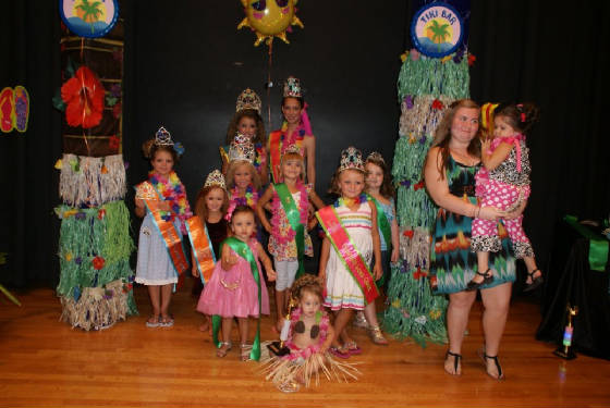 2012luau-queens.jpg
